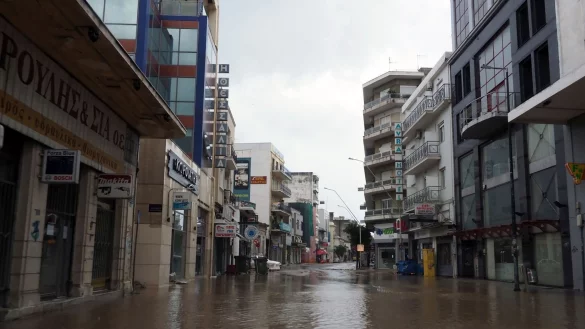 Eine Hauptstra&szlig;e in Volos nach dem Regensturm. - &copy; Thodoris Nikolaou/AP/dpa