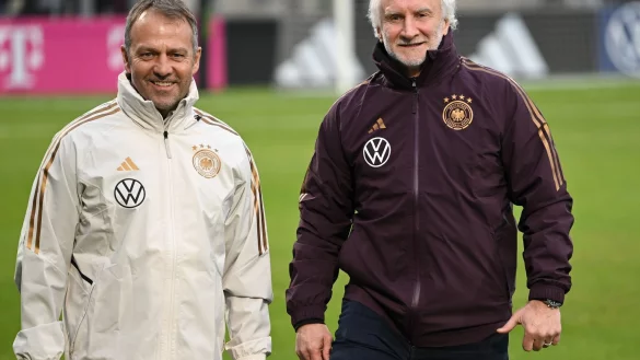 DFB-Sportdirektor Rudi V&ouml;ller (r.) st&auml;rkt Bundestrainer Hansi Flick den R&uuml;cken. - &copy; Arne Dedert/dpa