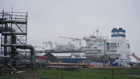 Das schwimmende LNG-Terminal &laquo;H&ouml;egh Gannet&raquo; am Anleger im Industriehafen Brunsb&uuml;ttel. - &copy; Marcus Brandt/dpa