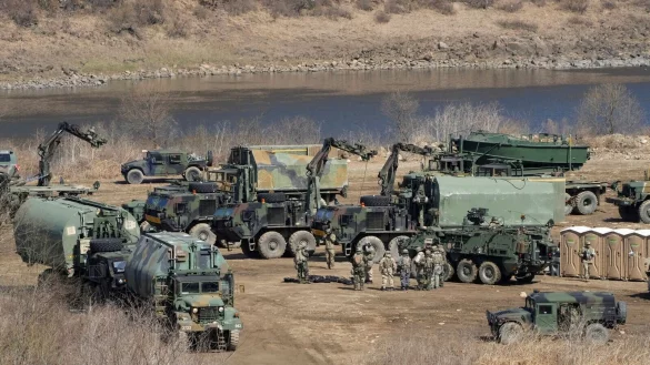 Gepanzerte Fahrzeuge der US-Armee stehen auf einem &Uuml;bungsplatz im s&uuml;dkoreanischen Yeoncheon nahe der Grenze zu Nordkorea. - &copy; Ahn Young-joon/AP