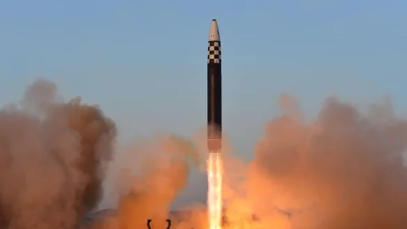 Dieses Bild wurde von der staatlichen nordkoreanischen Nachrichtenagentur KCNA zur Verf&uuml;gung gestellt. Es zeigt nach Angaben von KCNA den Test einer Interkontinentalrakete vom Typ &laquo;Hwasong-17&raquo; in Pj&ouml;ngjang am 16.03.2023. Der Inhalt kann nicht unabh&auml;ngig verifiziert werden. - &copy; Uncredited/KCNA/KNS/dpa