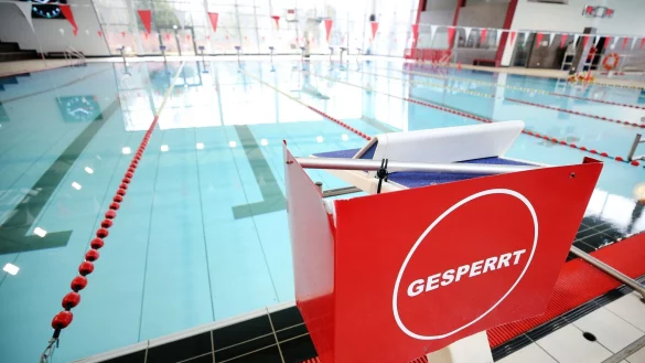 Die B&auml;der suchen Personal f&uuml;r die Freibadsaison. Der Fachkr&auml;ftemangel am Beckenrand k&ouml;nnte im Sommer zu eingeschr&auml;nkten &Ouml;ffnungszeiten und Schlie&szlig;ungen f&uuml;hren. - &copy; Roland Weihrauch/dpa