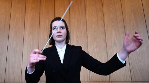 Nachwuchs-Dirigentin Mareike J&ouml;rling ist eine von wenigen Frauen in ihrem Beruf. - &copy; Carmen Jaspersen/dpa