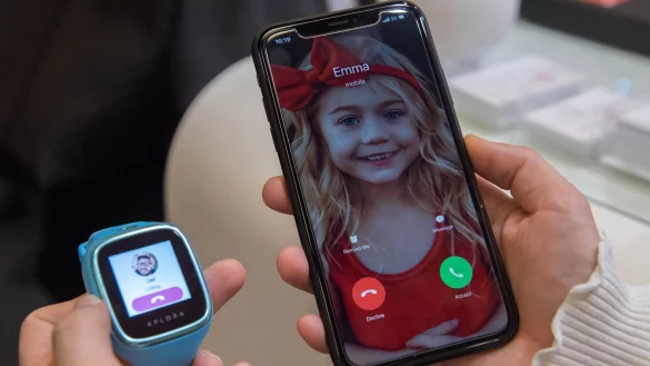 Das Kind kann mit der Smartwatch meist auch anrufen. F&uuml;r Eltern stehen aber in der Regel Ortung und SOS-Funktion im Vordergrund. - &copy; Andrea Warnecke/dpa-tmn