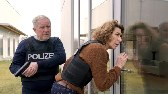 Moritz Eisner (Harald Krassnitzer, l) und seine Kollegin Bibi Fellner (Adele Neuhauser) in einer Szene aus «Tatort: Was ist das für eine Welt» - © Petro Domenigg/ARD Degeto/ORF/Prisma Film/dpa