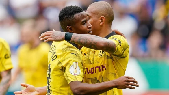 Dortmunds Youssoufa Moukoko (l) jubelt mit Dortmunds Donyell Malen &uuml;ber das Tor zum 1:6. - &copy; Uwe Anspach/dpa