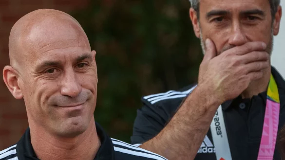 Wird Medienberichten zufolge von seinem Amt zur&uuml;cktreten: Luis Rubiales (l), Pr&auml;sident des spanischen Fu&szlig;ballverbands. - &copy; Manu Fernandez/AP/dpa