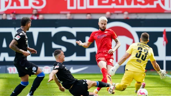 Kaiserslauterns Lex Tyger Lobinger (2.v.r.) schie&szlig;t das Tor zum 1:1. - &copy; Uwe Anspach/dpa
