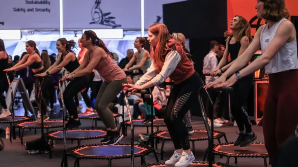 Frauen springen auf Trampolinen. - &copy; Oliver Berg/dpa