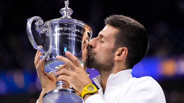 Novak Djokovic k&uuml;sst die US-Open-Troph&auml;e. - &copy; Manu Fernandez/AP/dpa