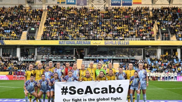 Die schwedische und die spanische Mannschaft setzten vor dem Spiel ein Zeichen gegen sexuelle &Uuml;bergriffe. - &copy; Adam Ihse/TT News Agency/AP