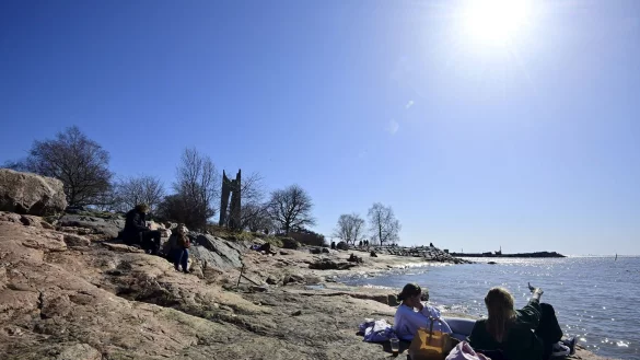 Menschen genießen in Helsinki die Frühlingssonne. - © Markku Ulander/Lehtikuva/dpa