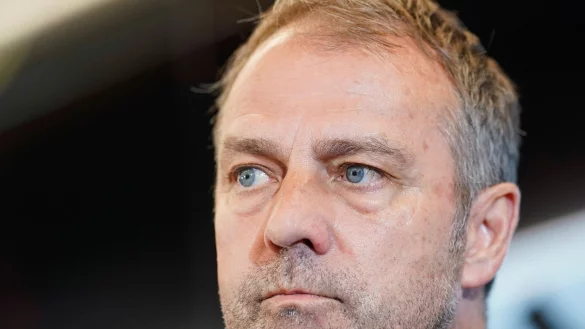 Bundestrainer Hansi Flick sitzt auf dem Podium. - &copy; Uwe Anspach/dpa