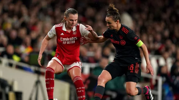 Bayern M&uuml;nchens Lina Magull (r) im Zweikampf mit Arsenals Noelle Maritz. - &copy; Mike Egerton/PA Wire/dpa