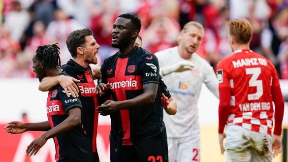 Leverkusens Mannschaft jubelt &uuml;ber das Eigentor von Sepp van den Berg (r) von Mainz zum 0:1. - &copy; Uwe Anspach/dpa