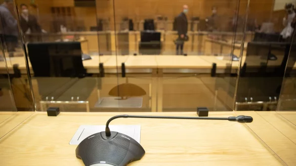 Ein Mikrofon in einem Gerichtssaal. - &copy; Friso Gentsch/dpa/Symbolbild