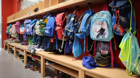 Sporttaschen und Schulranzen h&auml;ngen an der Garderobe vor einem Klassenzimmer. - &copy; Christian Charisius/dpa/Symbolbild