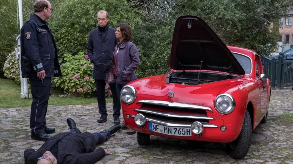 Carl Sievers (Peter Heinrich Brix, 2.v.r.), Ina Behrendsen (Julia Brendler, r.) und ihr Kollege Schneider (Stephan A. T&ouml;lle, l.) am Tatort. - &copy; Manju Sawhney/ZDF/dpa