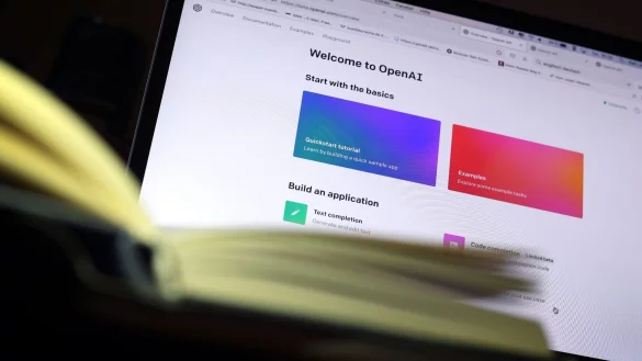 Mit dem Chatbot ChatGPT kann man sich im Internet nicht nur unterhalten. Er verfasst mithilfe Künstlicher Intelligenz auf Kommando auch Aufsätze, Gedichte, Briefe und alle möglichen anderen Texte. - © Karl-Josef Hildenbrand/dpa