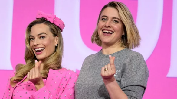 Hauptdarstellerin Margot Robbie (l) und Regisseurin Greta Gerwig stellen &laquo;Barbie&raquo; in Seoul vor. - &copy; Lee Jin-man/AP/dpa