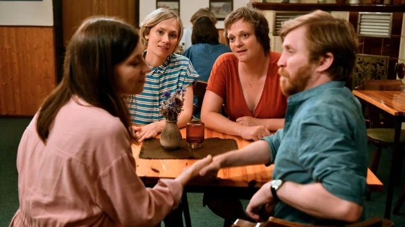 Die Freundinnen Melanie (Annett Sawallisch, 3.v.l.), Anja (Alina Levshin) und Lydia (Claudia Eisinger, l) treffen in der Dorfkneipe auf Pastor Knut (Benjamin Kramme). - &copy; Simone Weigelt/WDR/zischlermann/ARD/dpa