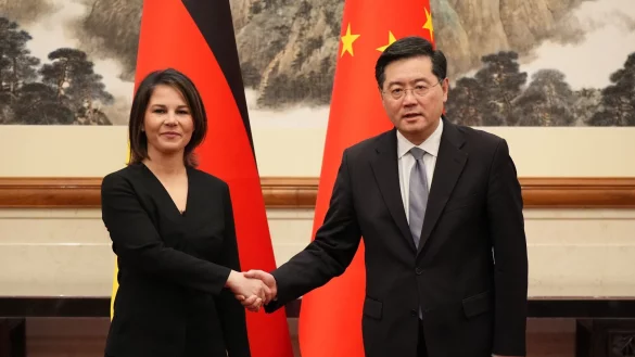 Shakehands in Peking: Au&szlig;enministerin Annalena Baerbock und ihr chinesischer Amtskollege Qin Gang. - &copy; Soeren Stache/dpa