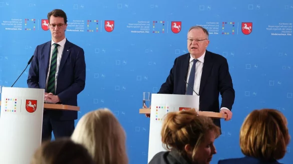 Hendrik W&uuml;st (CDU, l), Ministerpr&auml;sident von NRW, und Stephan Weil (SPD), Ministerpr&auml;sident von Niedersachsen, sprechen bei einer Pressekonferenz im Rahmen der Ministerpr&auml;sidentenkonferenz. - &copy; Joerg Carstensen/dpa