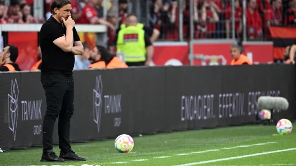 M&ouml;nchengladbachs Trainer Daniel Farke an der Seitenlinie. - &copy; Federico Gambarini/dpa
