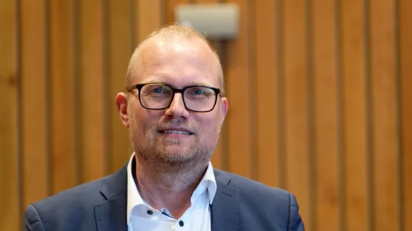 Jochen Ott (SPD) steht im Fraktionssaal. - &copy; Henning Kaiser/dpa