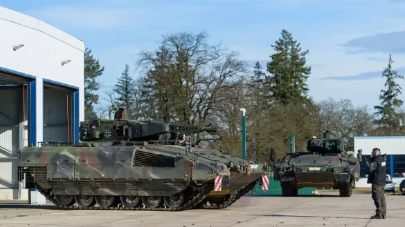 Ein Schützenpanzer der Bundeswehr vom Typ Puma auf dem Kasernengelände in Munster. - © Philipp Schulze/dpa