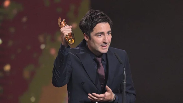 Regisseur und Drehbuchautor Ilker Catak bei der Verleihung des Deutschen Filmpreises mit dem Preis f&uuml;r die beste Regie f&uuml;r &laquo;Das Lehrerzimmer&raquo;. - &copy; Hannes P. Albert/dpa