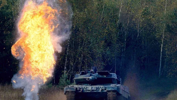 Ein Panzer Leopard 2A6 w&auml;hrend einer &Uuml;bung im nieders&auml;chsischen Bergen. - &copy; picture alliance / dpa