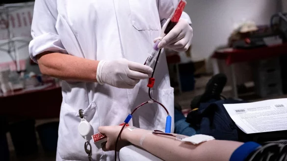 Eine Mitarbeiterin vom Blutspendedienst des Bayerischen Roten Kreuzes entnimmt von einer Frau eine Blutprobe f&uuml;r die Laboruntersuchung. - &copy; Sven Hoppe/dpa