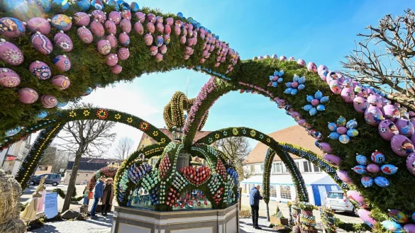 Ostereier zieren den Osterbrunnen in Schechingen. - © Bernd Weißbrod/dpa