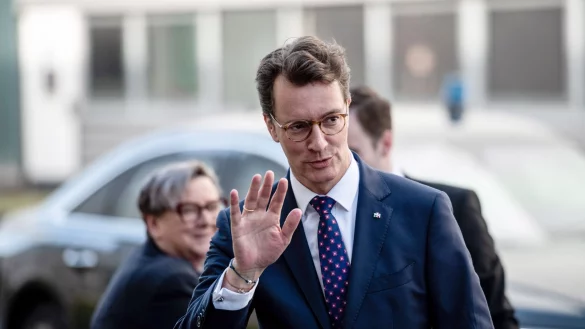 Hendrik Wüst (CDU), Ministerpräsident von Nordrhein-Westfalen, kommt am Werk in Mülheim an. - © Fabian Strauch/dpa