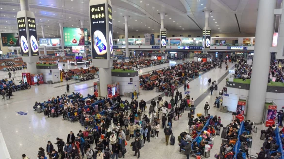 Passagiere im Bahnhof von Urumqi in der nordwestchinesischen autonomen Region Xinjiang Uygur. - &copy; Ding Lei/XinHua/dpa