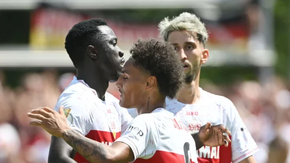 Stuttgarts Silas (l-r), Enzo Millot und Atakan Karazor jubeln nach Silas Tor. - &copy; Marijan Murat/dpa