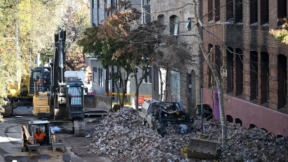 Arbeiter bereiten sich auf den Abriss der fr&uuml;heren Hutfabrik vor, die bei dem Brand in Sydney schwer besch&auml;digt wurde. In dem leerstehenden Geb&auml;ude hatten vor dem Feuer Obdachlose Unterschlupf gefunden. - &copy; Dean Lewins/AAP/dpa