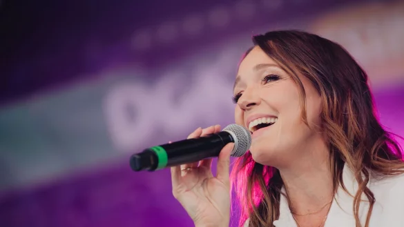Carolin Kebekus steht beim &laquo;DCKS Festival&raquo; auf der B&uuml;hne und singt. - &copy; Marius Becker/dpa
