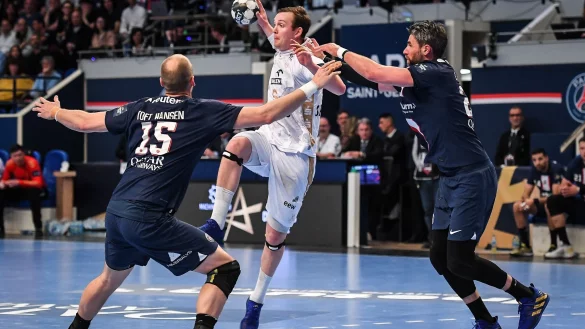 Kiels Sander Sagosen (M) wird von der PSG-Abwehr gestoppt. - &copy; Matthieu Mirville/ZUMA Press Wire/dpa