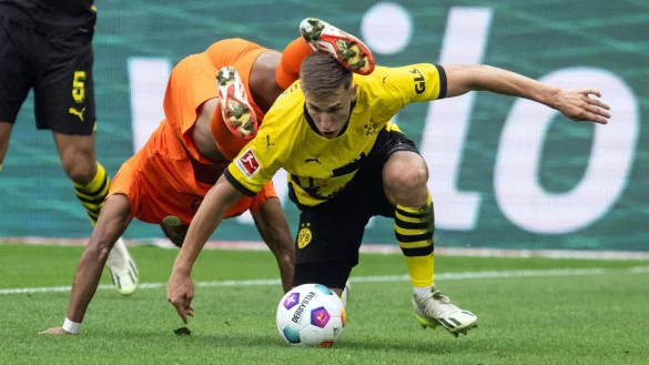 Dortmunds Nico Schlotterbeck (r) und Aster Vranckx von Wolfsburg in Aktion. - &copy; Bernd Thissen/dpa