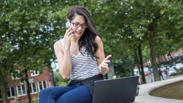 Raus aus den vier W&auml;nden: Arbeiten kann man bei Bei sch&ouml;nem Wetter auch an der frischen Luft. Dabei sollte man aber die Sicherheit im Blick behalten. - &copy; Christin Klose/dpa-tmn