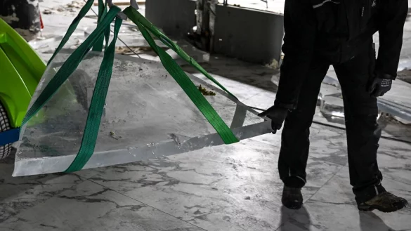 Die Aufr&auml;umarbeiten in der Hotellobby schreiten fort. - &copy; Jens Kalaene/dpa