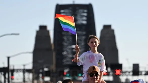 Menschen demonstrieren im Rahmen des WorldPride-Festivals 2023 in Sydney f&uuml;r Gleichberechtigung. - &copy; Steven Saphore/AAP/dpa