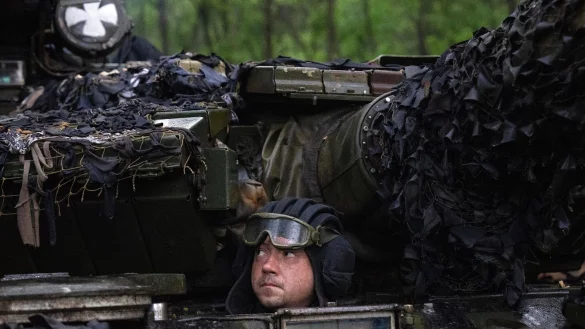 Ein ukrainischer Soldat in einem Panzer in der N&auml;he von Bachmut. - &copy; Efrem Lukatsky/AP/dpa