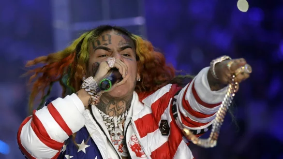 Der Rapper 6ix9ine ist von einer Gruppe von M&auml;nnern verpr&uuml;gelt worden. - &copy; Luca Bruno/AP/dpa