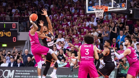 Ulms Karim Jallow (2.v.l) versucht Bonns Jeremy Morgan am Wurf zu hindern. - &copy; Marius Becker/dpa