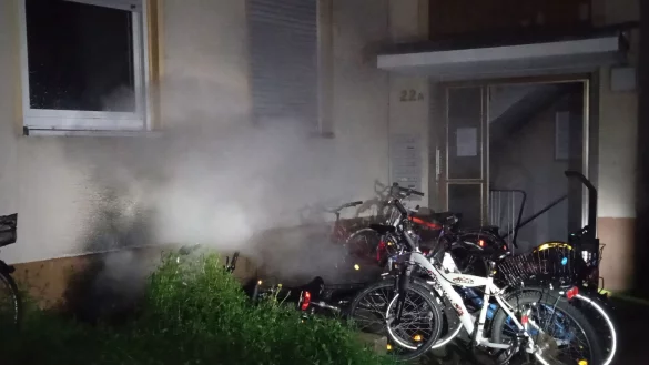 Rauch kommt aus einem Kellerfenster eines Mehrfamilienhauses. - © Sandra Knauthe/Die Blaulichtreporterin/dpa