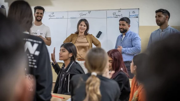Annalena Baerbock besucht eine Waisenschule nahe dem Fl&uuml;chtlingslager Qadiya. - &copy; Michael Kappeler/dpa