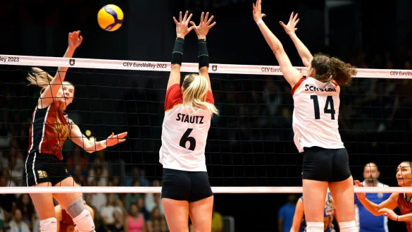 Die deutschen Spielerinnen Antonia Stautz (m) und Marie Sch&ouml;lzel versuchen den Ball von Aserbaidschans Polina Rahimova (l) zu blocken. - &copy; Thomas Banneyer/dpa
